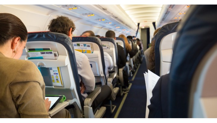 Zespół klasy ekonomicznej – dlaczego Twoje nogi puchną w samolocie i jak temu zaradzić?